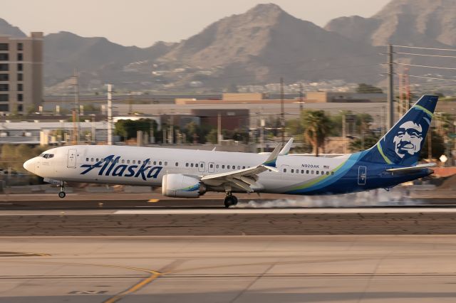 Boeing 737 MAX 9 (N920AK) - 3rd April, 2025: Flight AS 700 from Seattle makes a smokey landing on runway 26 at Phoenix Sky Harbor International Airport. 