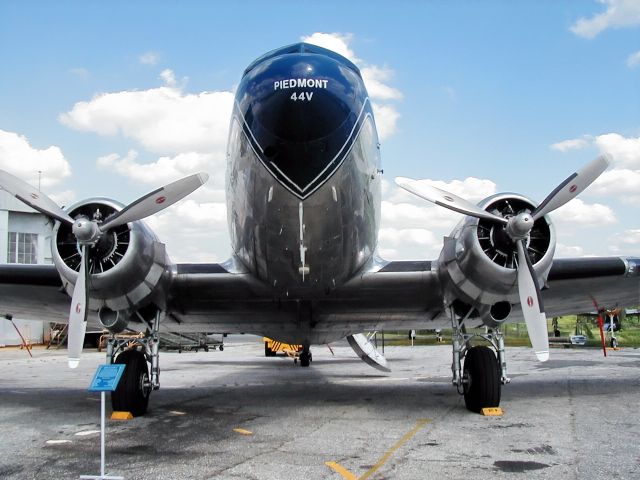 Douglas DC-3 (N44V)