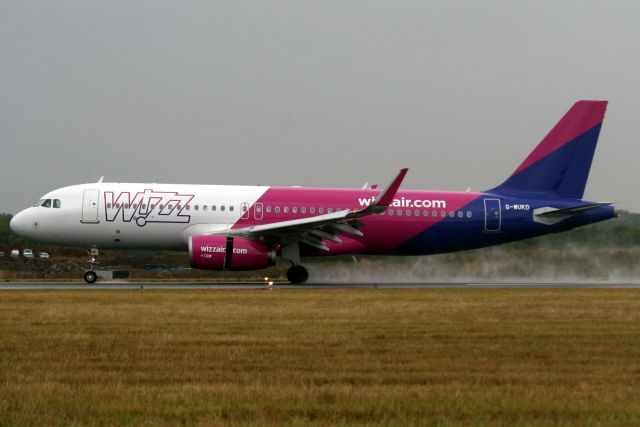 Airbus A320 (G-WUKD) - Landing on rwy 26 on 10-Aug-18 operating flight WZZ8121 from EYKA.