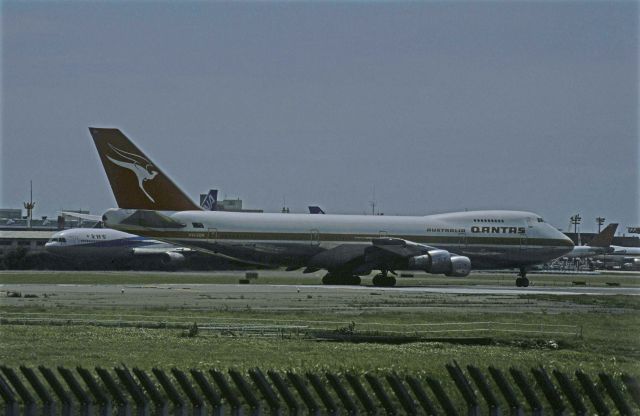 Boeing 747-200 (VH-EBH) - Departure at Narita Intl Airport Rwy16 on 1988/08/05