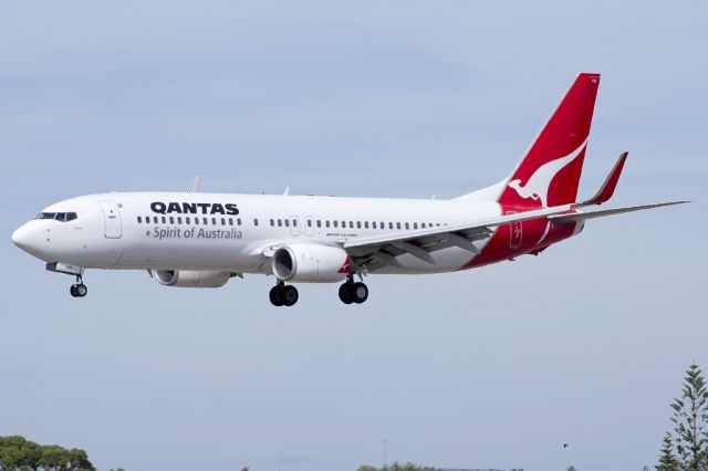 Boeing 737-800 (VH-VYK) - On short finals for runway 05. Friday 19th April 2013.