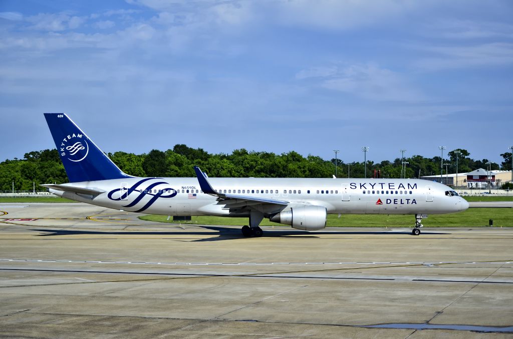 Boeing 757-200 (N659DL) - SkyTeam (Delta Air Lines) Boeing 757-232 N659DL (cn 24421/293)br /br /Louis Armstrong New Orleans International Airport (IATA: MSY, ICAO: KMSY, FAA LID: MSY)br /TDelCorobr /May 12, 2013