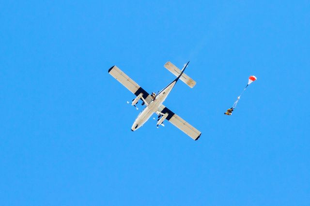 De Havilland Canada Twin Otter (N683AR) - De Havilland Canada DHC-6 Twin Otter over the top at the Idaho County Airport in Grangeville during a jump training flight for the US Forest Service Smoke Jumpers.