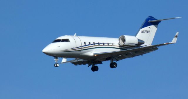 Canadair Challenger (N372MZ) - On final this 1998 Bombardier Canadair Challenger 604 from the Winter of 2020.