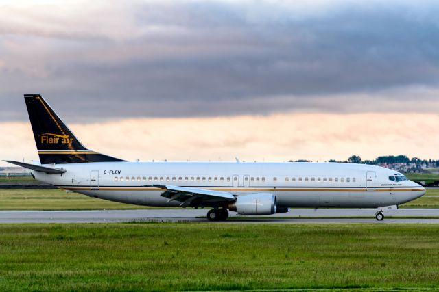 BOEING 737-400 (C-FLEN)