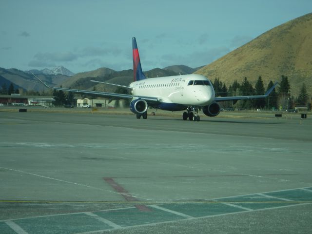 Embraer 175 (N286SY) - EMBRAER ERJ-170-200 (long wing) (twin-jet) at the Hailey, Idaho airport(SUN)