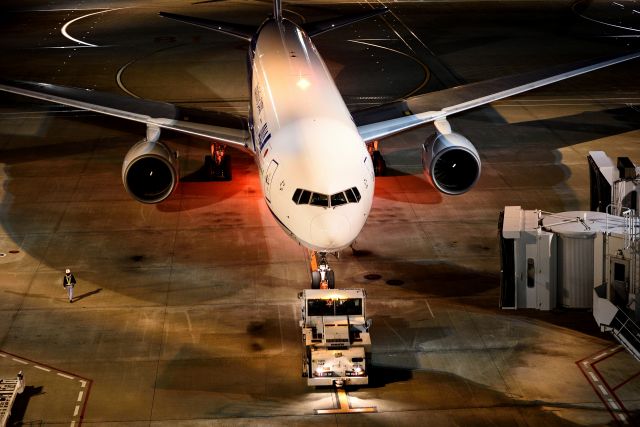 Boeing 777-200 (JA706A)