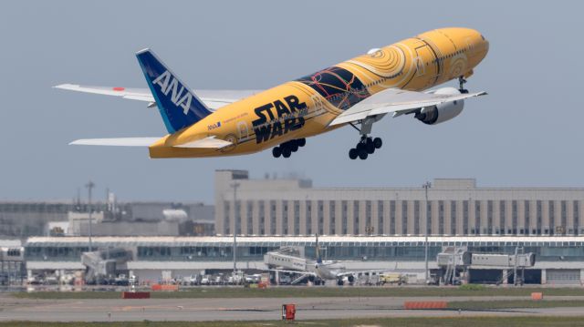 Boeing 777-200 (JA743A) - 全日空 - All Nippon Airways [NH/ANA]br /“Star Wars C-3PO Livery”br /Boeing 777-281/ERbr /Jun.17.2017 New Chitose Airport [CTS/RJCC] JAPAN