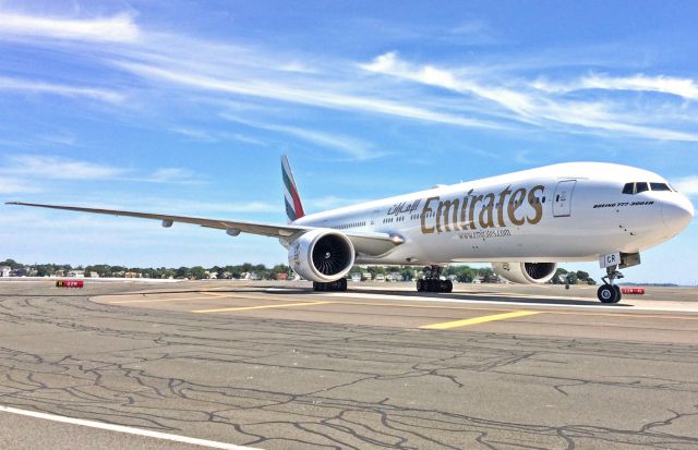 BOEING 777-300ER (A6-ECR) - Taxi on November