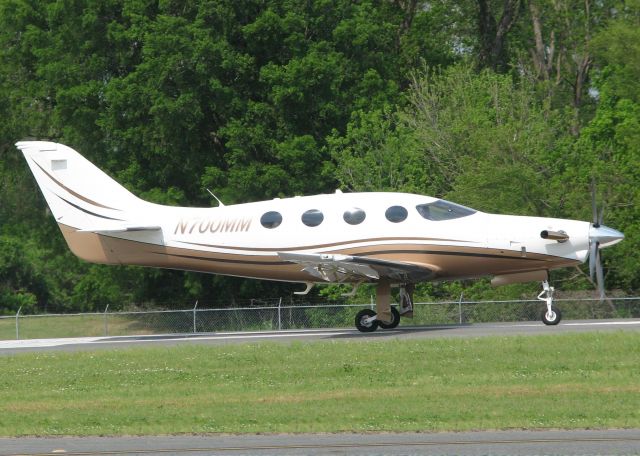 Epic Aircraft LT (N700MM) - Starting to roll for take off on 14 at Downtown Shreveport.