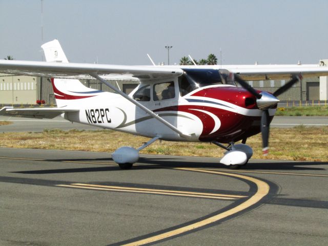 Cessna Skylane (N82PC) - Taxiing to ramp