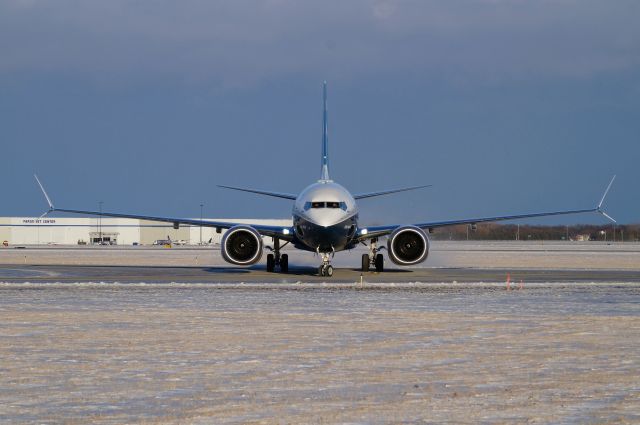 Boeing 737-800 (N8704Q)