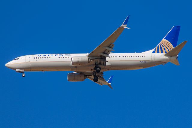 Boeing 737-800 (N69818)