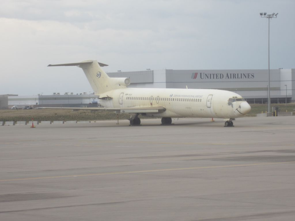 BOEING 727-200 (N7255U) - Weird Aircraft on the apron at Dia.