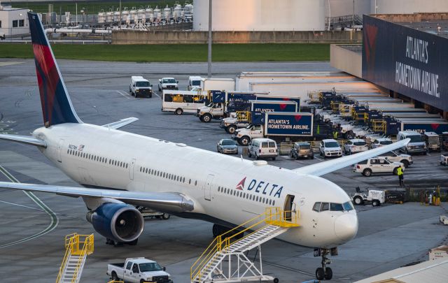 BOEING 767-400 (N827MH) - 6/18/17