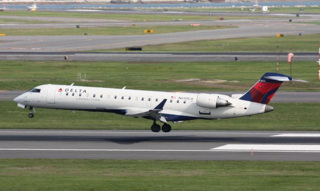 Canadair Regional Jet CRJ-700 (N690CA)