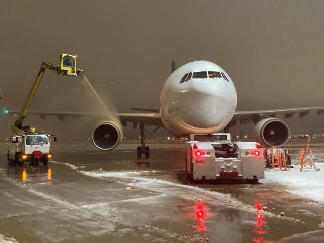 Airbus A300F4-600 (N731FD) - No.2 Engine of "Bryan" getting Type 1 Deice Solution.