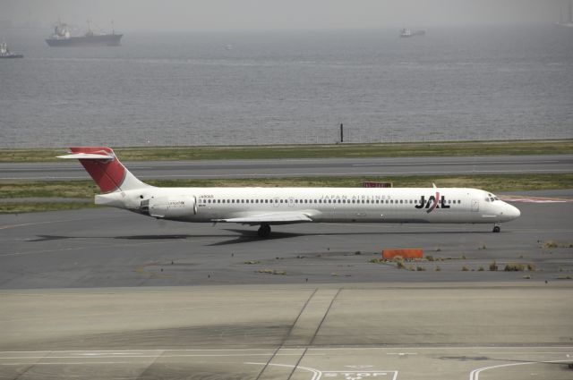 McDonnell Douglas MD-90 (JA8065) - Taxing at Haneda Intl Airport on 2012/04/10