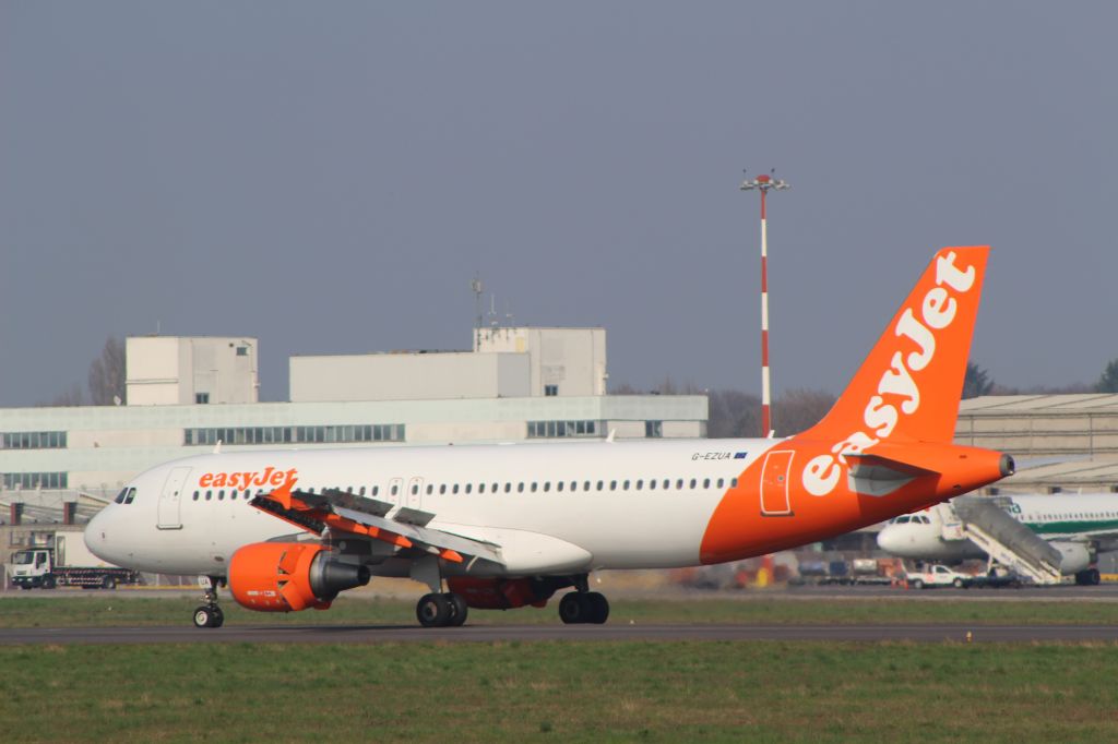 Airbus A320 (G-EZUA)