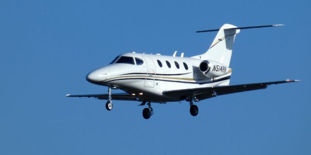 Beechcraft Premier 1 (N514RR) - On short final is this 2009 Beech 390 Premier 1A in the Winter of 2024.