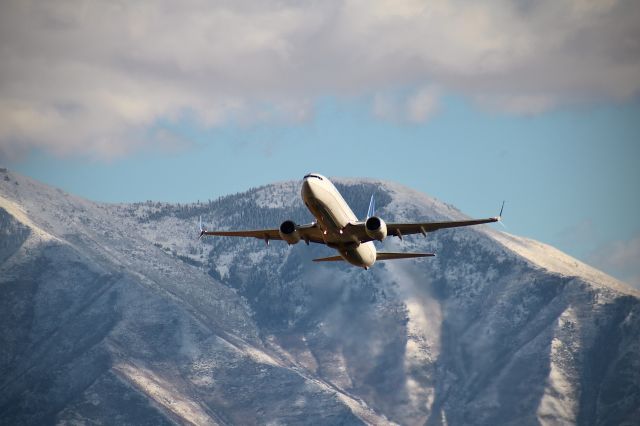 Boeing 737-800 (N14214)