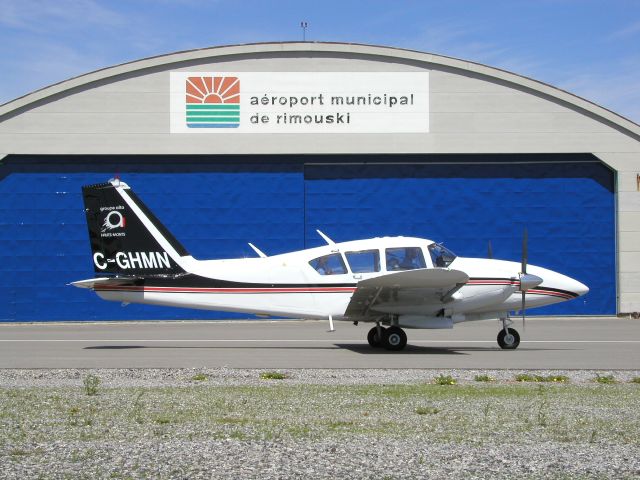 Piper Aztec (C-GHMN)