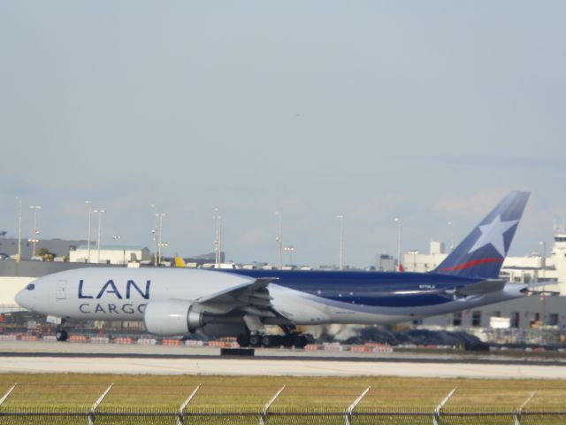 BOEING 777-200LR (N776LA)