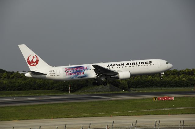 BOEING 767-300 (JA615J) - Final Approach to NRT Airport R/W16L on 2012/05/26 Samantha Thavasa c/s