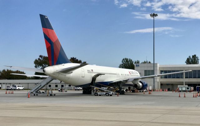 BOEING 767-300 (N140LL)