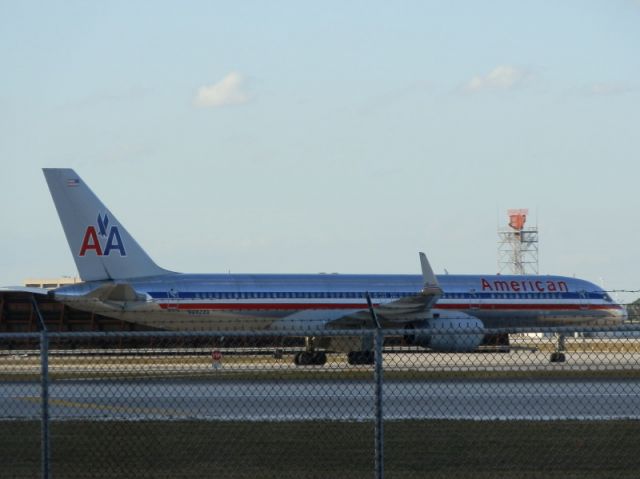 Boeing 757-200 (N642AA)