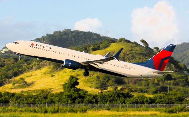 Boeing 737-900 (N810DN)