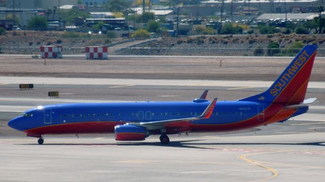 Boeing 737-800 (N8321D)