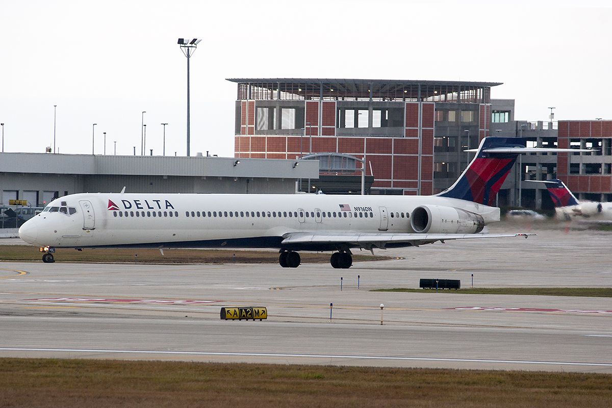 McDonnell Douglas MD-90 (N916DN)