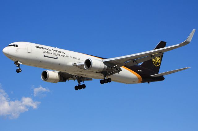 BOEING 767-300 (N312UP)