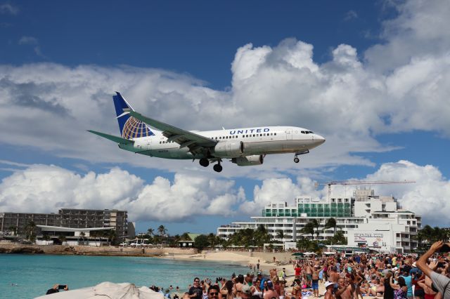 Boeing 737-700 (N14704) - First Time in St. Maarten. Great Pictures and awesome experience! This is one of my Favorite pictures.