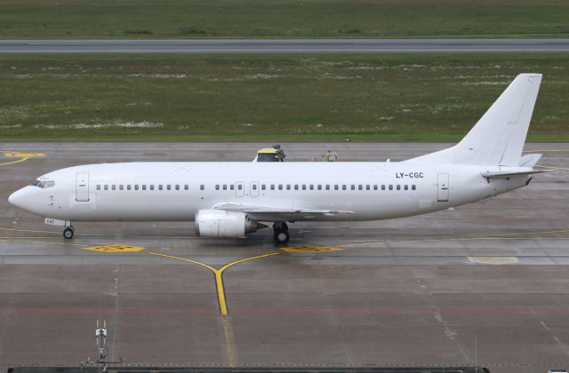 BOEING 737-400 (LY-CGC)