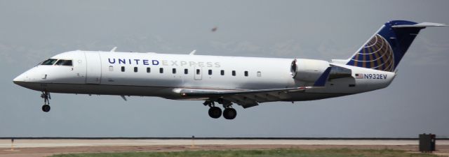 Canadair Regional Jet CRJ-200 (N932EV) - Arriving  on 16L.