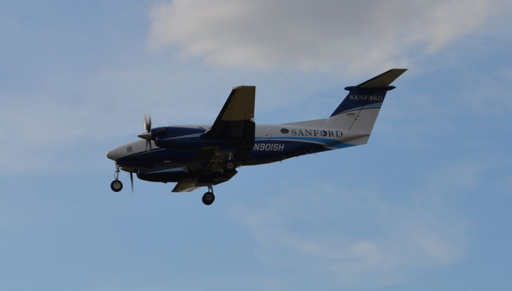 Beechcraft Super King Air 200 (N901SH) - Final Approach to Runway 21 KFSD - 4-17-2012