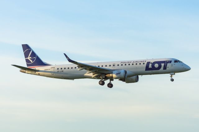 EMBRAER 195 (SP-LNE) - WAW SPOTTING