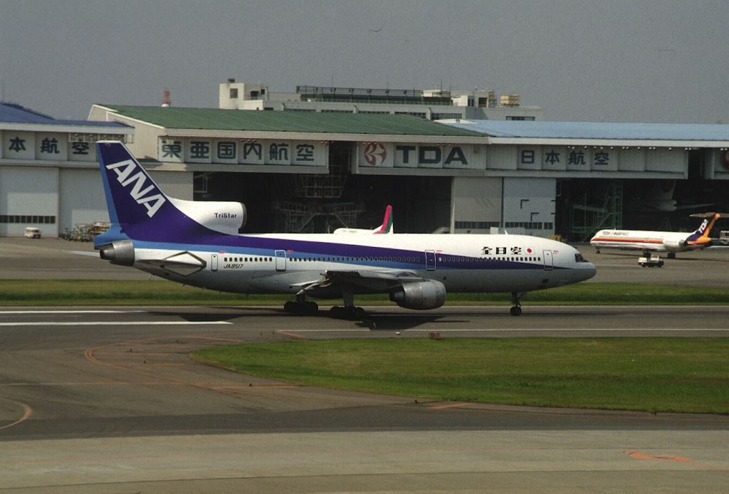 Lockheed L-1011 TriStar (JA8517) - Departure at Tokyo-Haneda Intl Airport Rwy04 on 1987/10/10