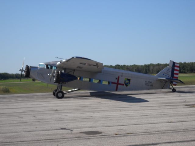 Experimental 100kts (N8419) - Ford Tri-Motor 5AT taxing out to fly home.