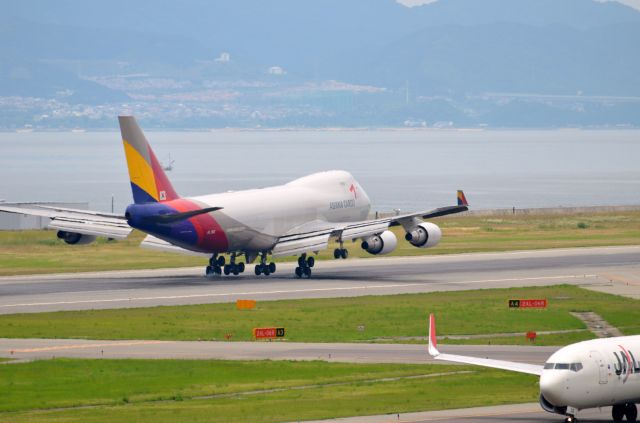 Boeing 747-400 (HL7616) - Airline: Asiana Airlines (OZ/AAR); Airport: Kansai International Airport (KIX/RJBB); Camera: Nikon D7000; Date: 4 July 2012