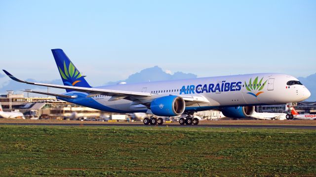 Airbus A350-900 (F-HHAV) - Bord de piste 24-06 vers 18h00.