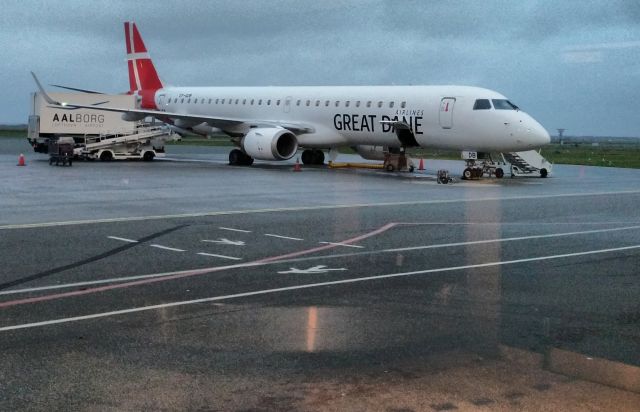 Embraer ERJ-190 (OY-GDB) - At Aalborg-DK Airport. Embraer 195