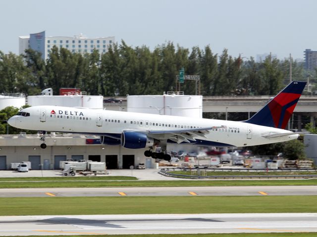 Boeing 757-200 (N679DA)