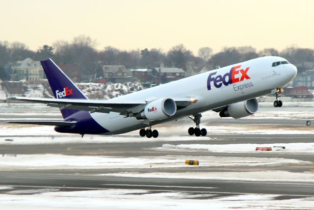 BOEING 767-300 (N135FE) - FDX 822 to Memphis spooling some vapor on take-off