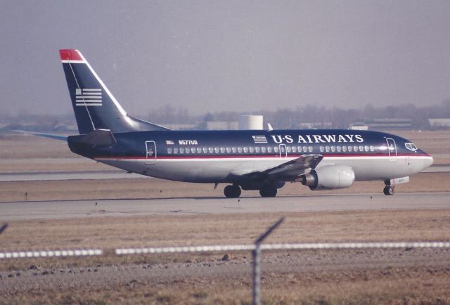 BOEING 737-300 (N577US)