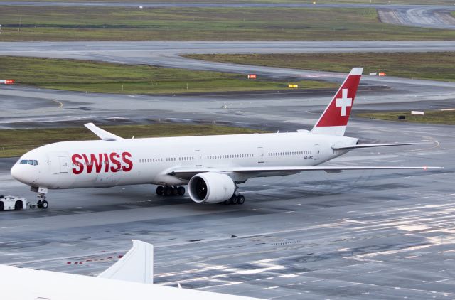 Boeing 777-200 (HB-JNC)