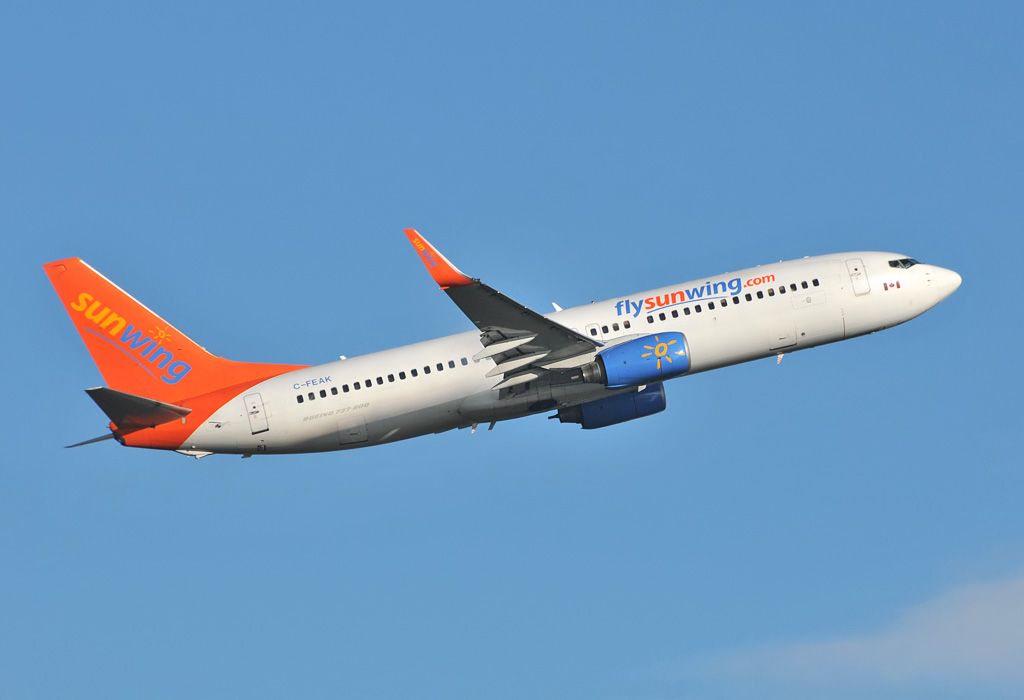 Boeing 737-800 (C-FEAK)