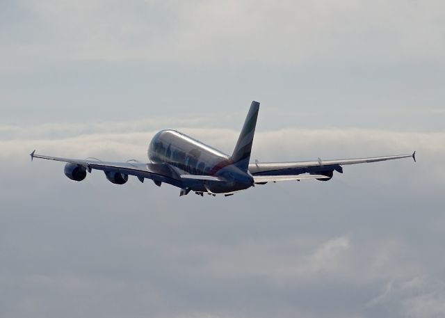 Airbus A380-800 (A6-EOM)